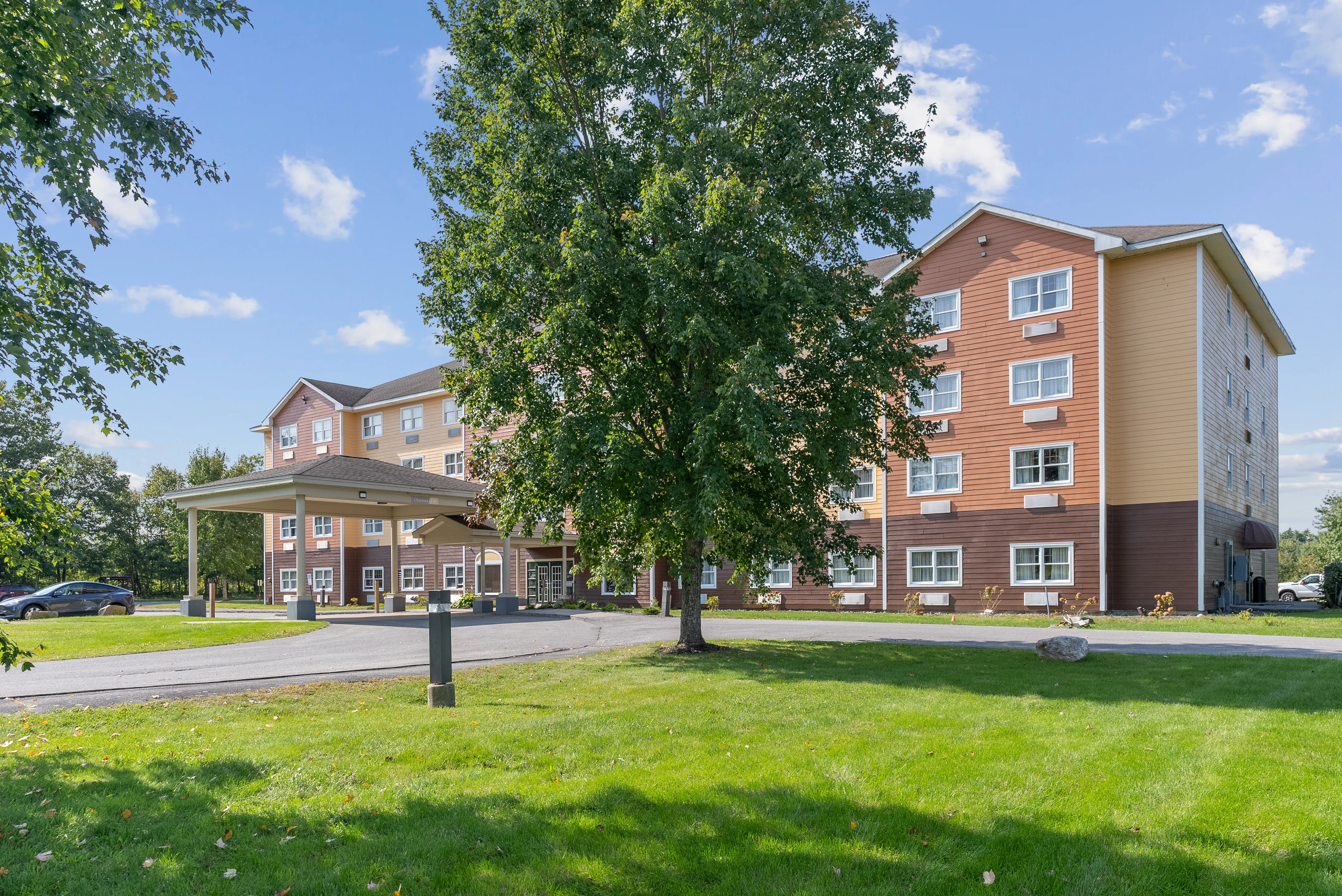 Exterior view of Saco Bay Hotel in Saco Maine